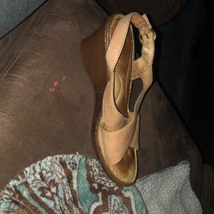 ISO this Born sandal in 7 or 7.5. Lost mine